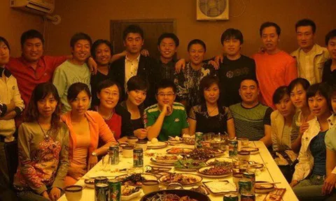 Đi họp lớp mới thấy khoảng cách lớn nhất không phải năm tháng, mà là ví tiền