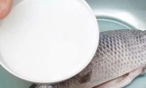 Bát nước này là "kẻ thù" của mùi tanh: Ngâm cá vào, tanh mấy cũng biến mất, thịt mềm ngọt bất ngờ
