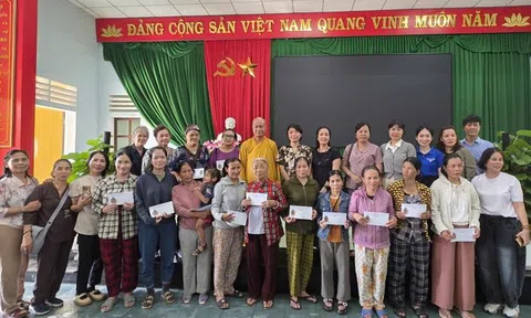 Tình đồng bào vượt biên giới sau lũ dữ