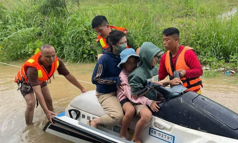 Lâm Đồng: Mưa lớn kéo dài, người dân tất tả chạy lũ