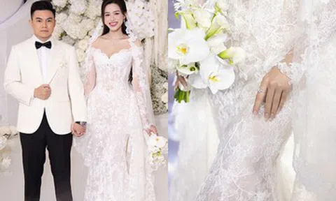 Hoa hậu Đỗ Thị Hà 'dát kim cương' bên chú rể, đám cưới như biển hoa trắng