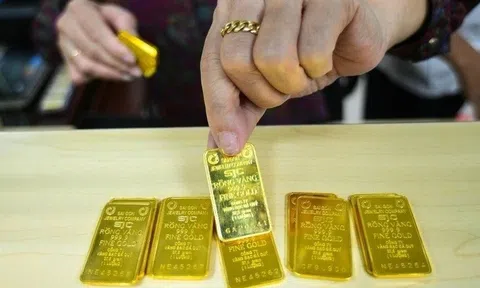 Giá vàng hôm nay (22/10): Trong nước tiếp tục tăng cao, thế giới tụt dốc