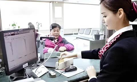 Mẹ qua đời để lại 1 cuốn sổ tiết kiệm, con gái đến ngân hàng rút tiền mà chết sững vì câu nói của nhân viên