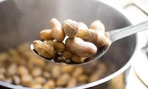 Người phụ nữ 56 tuổi mỗi ngày đều ăn 1 nắm lạc luộc, nửa năm đi khám, kết quả khiến bác sĩ bất ngờ