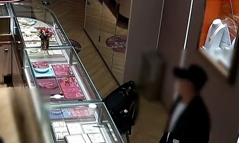 Cậu bé mang 5 chỉ vàng đi bán, chủ tiệm chỉ trả gần 700.000 đồng, cha mẹ biết chuyện lại cảm ơn rối rít