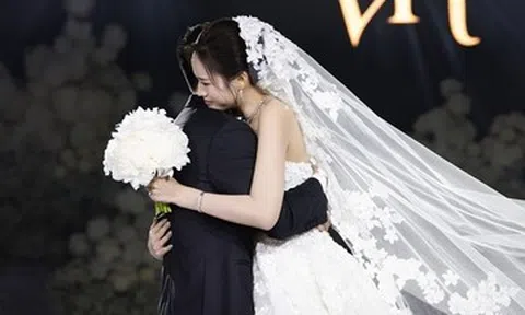 Hoa hậu Đỗ Thị Hà khóc nói với chồng: 'Anh là bến đỗ bình yên nhất của đời em'