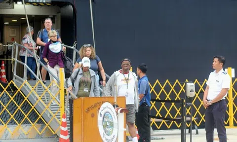 Hai siêu du thuyền hạng sang đưa 3.100 khách du lịch quốc tế đến Quảng Ninh