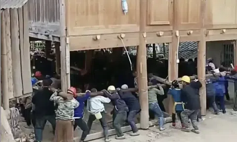 Tin được không: 200 người làm “thần đèn” di chuyển thành công ngôi nhà nặng 6 tấn đi 30m, chủ nhà khẳng định “Không ai lấy tiền công”