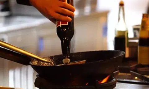 Khuyên chân thành: 3 loại lọ đựng gia vị đang bị đặt SAI CHỖ, càng dùng "độc chất" càng tích tụ trong cơ thể