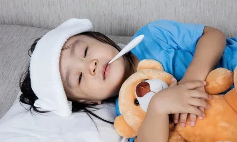Cúm A đang bùng phát: Cha mẹ không thể bỏ qua 5 triệu chứng thường gặp này ở trẻ