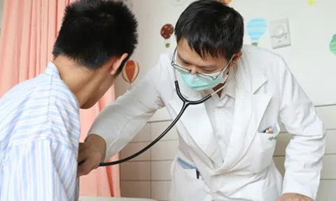 Nam sinh 18 tuổi mắc ung thư đại tràng vì món ăn vặt quen thuộc trước cổng trường