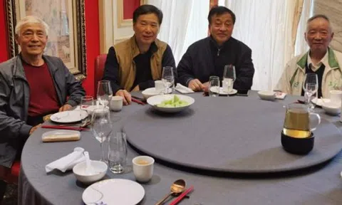 Làm tài xế lương 10 triệu vẫn tự tin đi họp lớp: Chứng kiến 1 cảnh tượng, không ai dám coi thường!