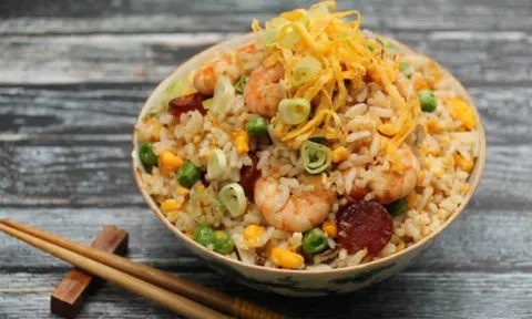 Bệnh viện kích hoạt "luồng ưu tiên" cứu người đàn ông nguy kịch vì ăn cơm rang làm bằng cơm nguội để trong tủ lạnh 2 ngày