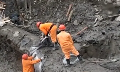 Người đàn ông đào được khúc gỗ đen sì tỏa ra mùi thơm, dài hơn 30m, nặng 60.000 kg: Cảnh sát lập tức phong tỏa hiện trường