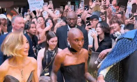 Nữ ca sĩ nổi tiếng hoảng loạn vì fan cuồng lao thẳng vào người giữa sự kiện