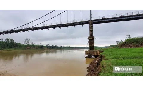 Cầu treo Bến Mươi bị xói lở sau mưa lũ, tiềm ẩn nguy cơ mất an toàn