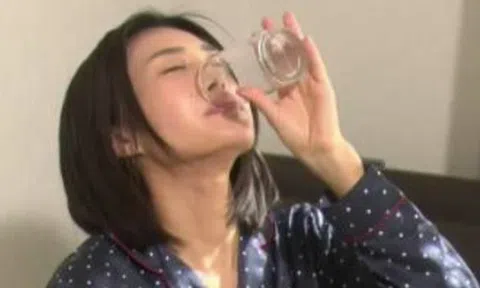 Vì sao không nên uống nước trước khi ngủ?