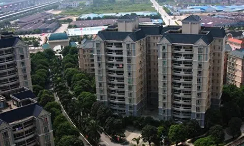 Bỏ quên căn nhà hơn 1 tỷ suốt 28 năm, người phụ nữ chết sững phát hiện có người sống bên trong, còn bị đòi bồi thường 600 triệu