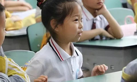 Giáo viên cảnh báo: Ở cấp 1, đừng thấy con được 9, 10 mà vội kết luận học giỏi, những đứa trẻ giỏi thực sự có 3 đặc điểm này!