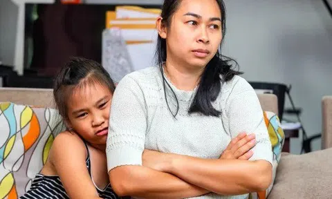 Điều ĐẦU TIÊN bố mẹ làm khi bước vào nhà có thể ảnh hưởng cực lớn đến cuộc đời con!