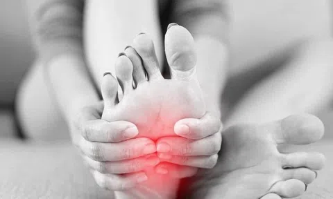 Nếu bàn chân bạn xuất hiện 5 dấu hiệu này, có thể là cảnh báo bệnh nghiêm trọng: Hãy chú ý kỹ hơn khi rửa chân mỗi ngày