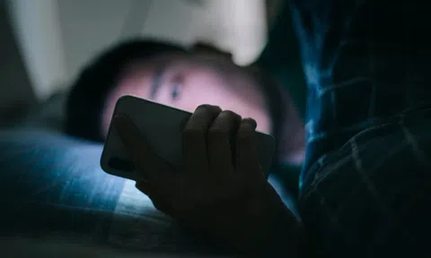 Nghiên cứu 1.300 người tiết lộ sự thật chấn động về thói quen dùng điện thoại trước khi ngủ