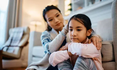 Khi con về nhà và mách bố mẹ điều này: Hãy phản ứng thật cẩn thận, xử lý sai cách sẽ khiến con tổn thương cả đời!