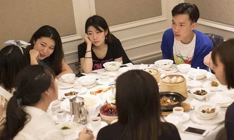 Họp lớp là nơi nhìn ra ai giàu thật, ai đang gồng cho có tiền