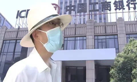 Khách gửi tiết kiệm 77 tỷ đồng được nhận luôn lãi 15 tỷ, 1 năm sau số dư về 0 nhưng ngân hàng khẳng định: “Chúng tôi không liên quan”