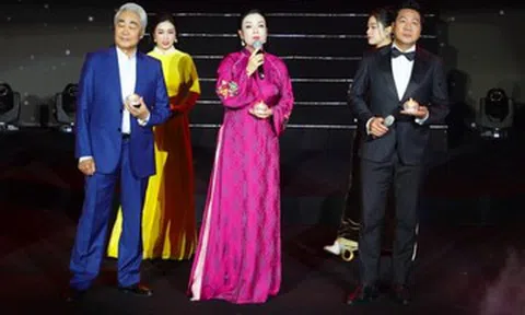 Khoảnh khắc xúc động của NSND Quốc Hưng và TS Tân Nhàn trong đêm nhạc tri ân GS Trung Kiên