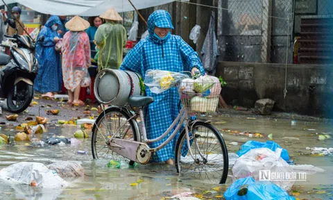 Mưa lớn ở Gia Lai, người dân sinh hoạt trong nước lũ