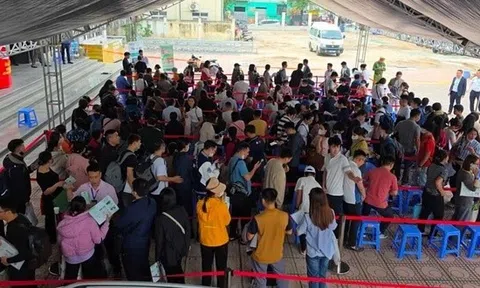 Trăm khách thức đêm chờ mua nhà, chủ đầu tư đổi 'chiến thuật'