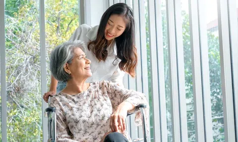 Người phụ nữ nghỉ việc, chăm mẹ bị liệt suốt 12 năm nhưng khi phát hiện di chúc chỉ có tên em trai lại khẳng định: "Tôi không phản đối"