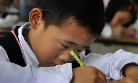 Học sinh làm "1+2+2=5" bị cô giáo gạch đỏ, phụ huynh bức xúc đi kiện thì nhận về câu nói gây sốc: "Sao vô lý vậy được?"