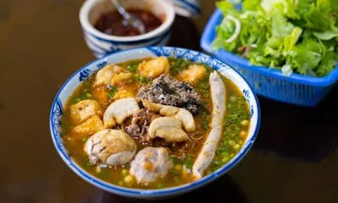 Rau gia vị đắt hơn thịt, chủ quán bún phở rập rình tăng giá để bù lỗ