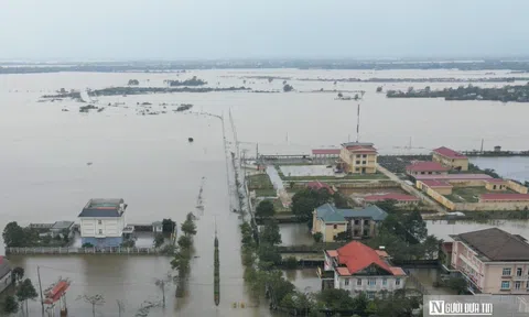 VIDEO: Nước lũ rút chậm, nhiều trụ sở cơ quan ở Huế vẫn ngập như “ốc đảo”