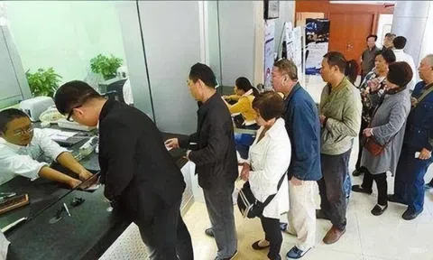 Cả làng mang 103 tỷ đồng tiền đền bù đất đi gửi tiết kiệm, chưa đầy 1 ngày tiền đã bị chuyển đi, ngân hàng khẳng định: "Lỗi không phải của chúng tôi"