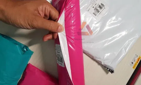 Mua áo khoá trên sàn TMĐT, người phụ nữ nhận hàng "mới cứng” nhưng thứ trong túi áo mới ngỡ ngàng: “Lần đầu gặp chuyện khó tin đến vậy…”