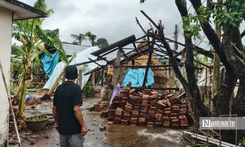 Lốc xoáy kinh hoàng ở Quảng Ngãi: "Đang ngủ thì nghe gió thét, mái nhà bị thổi tung"