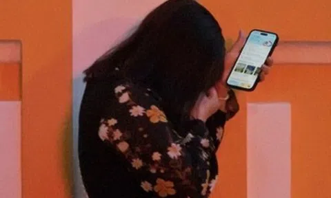 Mẹ hoa hậu Thùy Tiên gục khóc khi con gái vẫy tay chào ở toà