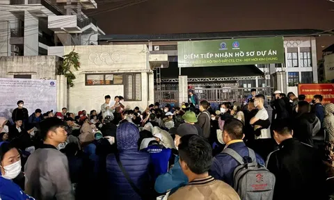 Vật vã xuyên đêm chờ nộp hồ sơ mua nhà xã hội