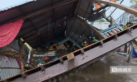 "Vừa thoát ra được vài giây, cả căn nhà đã đổ sụp xuống sông"