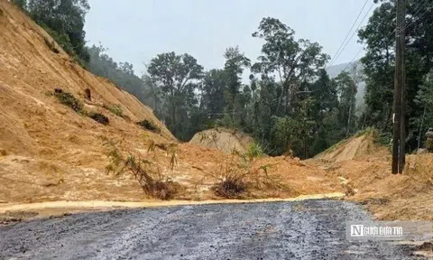 Sạt lở nhiều tuyến đường miền núi Quảng Ngãi, ngăn phương tiện lưu thông qua đèo Lò Xo