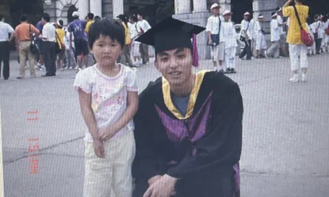 Nam sinh bị kéo vào chụp ảnh cùng cô bé năm 2005, 20 năm sau họ bất ngờ hội ngộ theo cách không ai ngờ