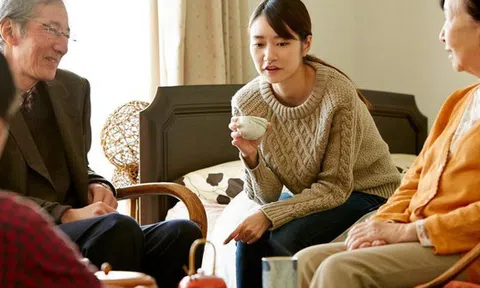 Nghỉ hưu 11 năm, lương hưu 33 triệu/tháng mà bố mẹ tôi chỉ còn 296 triệu tiết kiệm - tôi mất ngủ 3 đêm khi mở sổ ngân hàng