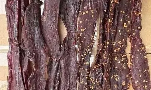 Đột kích nhà máy bí ẩn trên núi, cảnh sát triệt phá đường dây làm thịt bò khô từ vịt: Giá rẻ gấp 6 lần vốn, thu tới 36 tỷ/tháng