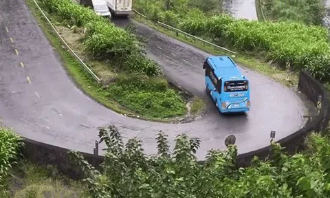 Xe khách đi lùi lên dốc Thẩm Mã, dân mạng trầm trồ tài nghệ của lái xe: Nhưng vì sao không đi tiến?
