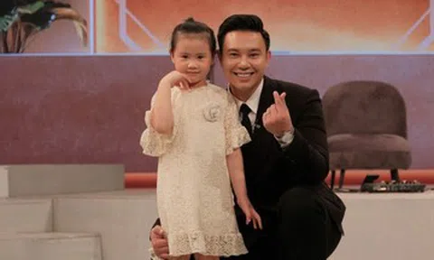 Ca sĩ Đông Hùng tiết lộ về gia đình và song ca với con gái trên sóng VTV