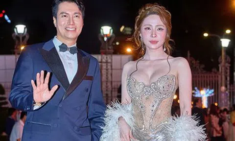 Diễn viên Việt Anh tình tứ bên Quỳnh Nga sánh bước trên thảm đỏ LHP Việt Nam