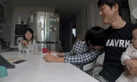 Anh trai bật khóc vì làm em ngã, nhưng hành động nhỏ của người bố khiến triệu người thốt lên: "Chuẩn ông bố 100 điểm"